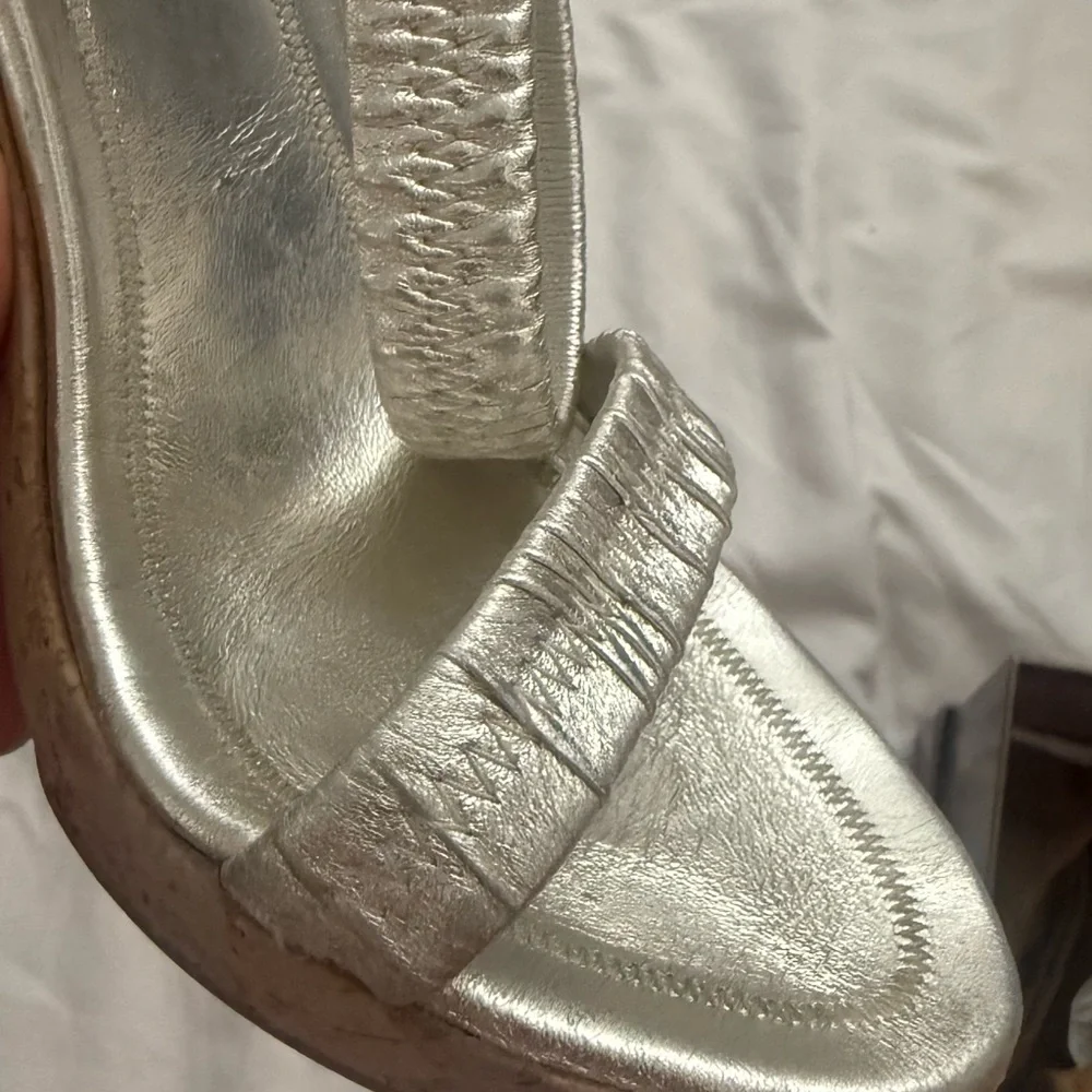 Gucci Brown Box with Gold Logo.  They’re like new but cork got ruined in the box - Picture 7 of 16